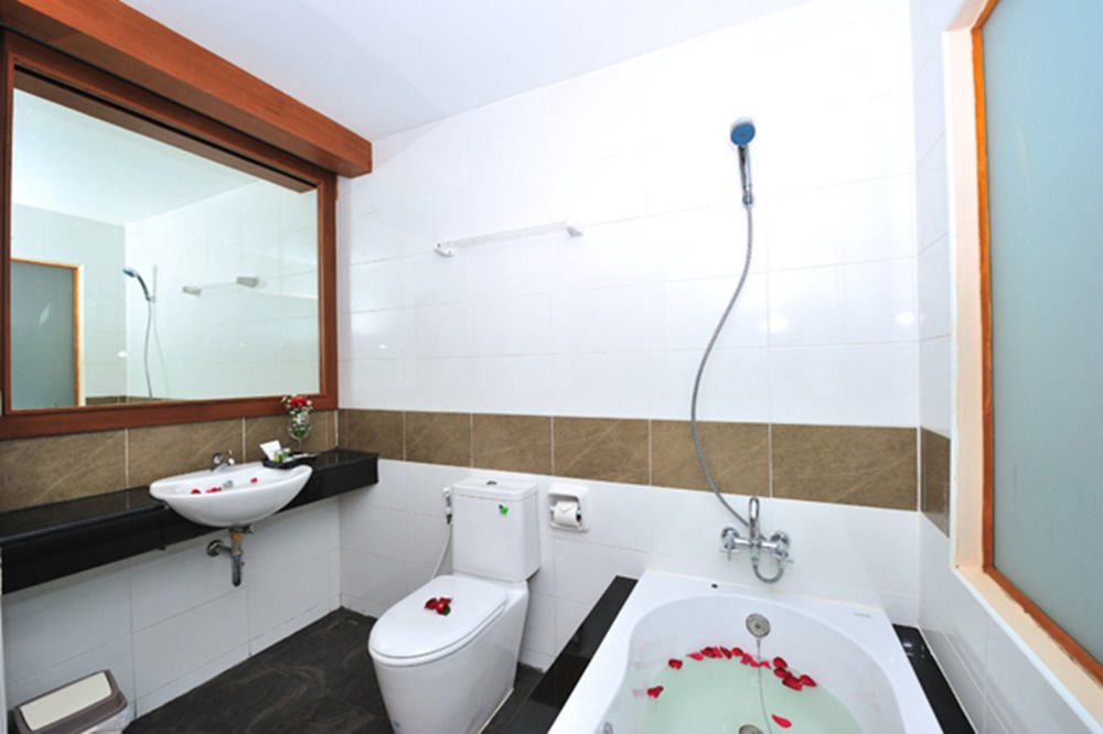 Chana Hotel Phuket Exterior photo